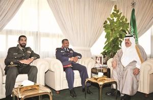 العميد الركن مساعد المطيري خلال لقائه عبدالمحسن التويجري
