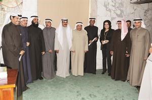 زيد العازمي يتوسط عددا من الاعضاء خلال الجلسة فريال حماد
