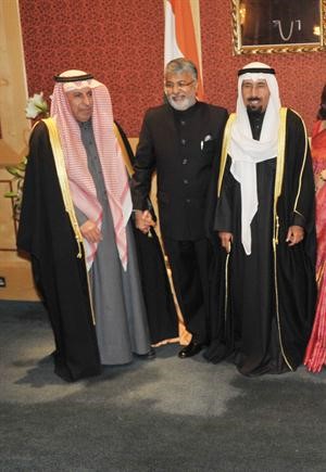 الشيخ علي الجابر ودعبدالعزيز الفايز مع السفير الهندي
