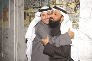 مانع العجمي يتلقى التهنئة من احمد البغيلي
