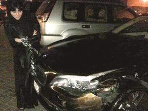 مريم حسين بجوار سيارتها بعد الحادث﻿