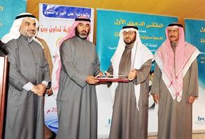 جمال الشطي خلال تكريم احد المشاركين﻿