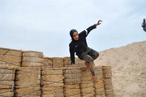 احدى المتسابقات تجتاز حاجزا صعبا﻿