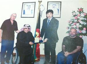 شافي الهاجري يقدم درعا لكبنغ وعلوش
