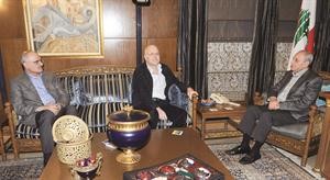 رئيس البرلمان نبيه بري مستقبلا رئيس الحكومة نجيب ميقاتي بحضور الوزير علي حسن خليل محمود الطويل