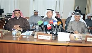 فيصل الكندري وعادل الخرافي وطاهر الفيلكاوي خلال المؤتمر الصحافي﻿