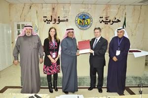 السفير الكندي مكرما الزميل موسى ابوطفرة
