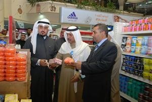 النائبان بدر البذالي وحمد الهاجري يطلعان على بعض المنتجات المعروضة بالجمعية ﻿