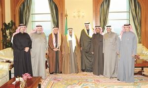 صاحب السمو الامير الشيخ صباح الاحمد خلال لقائه الشيخ سلمان الحمود واحمد بهبهاني واعضاء مجلس ادارة جمعية الصحافيين﻿
