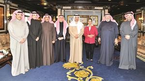سمو رئيس الوزراء الشيخ جابر المبارك خلال لقائه وزير الاعلام ورئيس واعضاء مجلس ادارة جمعية الصحافيين﻿