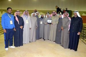 الشيخ صباح فهد الناصر يوزع الهدايا والدروع على الفائزين في المسابقات
