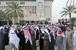 جانب من الحضور امام قصر العدل﻿