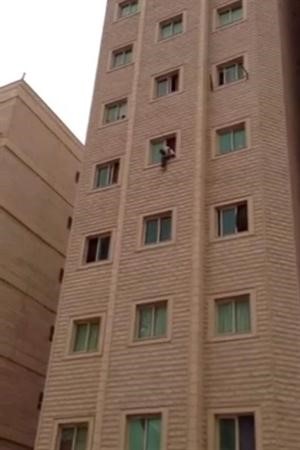 الوافد لدى استعداده للقفز من الطابق الرابع بغية الانتحار ﻿