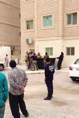  ورجال الاطفاء يستعدون لالتقاطه قبل ارتطامه بالارض ﻿