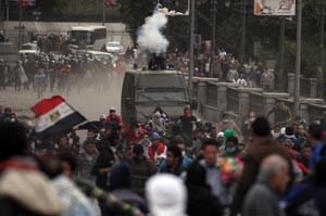 جانب من الاشتباكات بين قوات الامن والمتظاهرين بالقرب من ميدان التحرير امس افپ