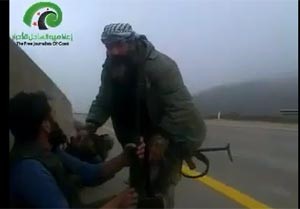 بالفيديو.. لحظة استشهاد أحد عناصر الجيش الحر.. والمجاهدون يبكونه وينقذون جثمانه وسط وابل من الرصاص