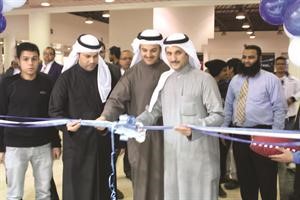 مدير عام مركز النصر الرياضي ناصر الرشيد مع ممثلي جمعية صباح الناصر خلال افتتاح المركز﻿