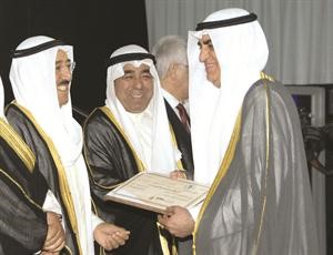 صاحب السمو الامير الشيخ صباح الاحمد مكرما فاروق الزنكي بحضور اسعد السعد خلال حفل شركة البترول الوطنية بمناسبة اليوبيل الذهبي لتاسيسها﻿