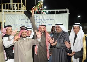 الشيخ ضاري الفهد يسلم كاس سمو ولي العهد لعميد اسطبل العرين﻿