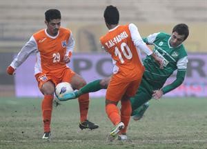 مهاجم العربي احمد هايل يحاول المرور من طلال الفاضل وعبدالله الظفيري 	الازرق كوم﻿