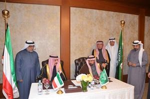 الفريق الركن زميم بن جوير واللواء عبدالله المهنا خلال الاجتماع ﻿