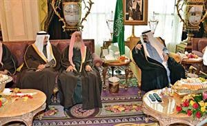 خادم الحرمين الشريفين الملك عبدالله بن عبدالعزيز في حوار مع صاحب السمو الملكي الامير سلمان بن عبدالعزيز ولي العهد نائب رئيس مجلس الوزراء وزير الدفاع ومفتي عام المملكة عبدالعزيز ال الشيخ واس