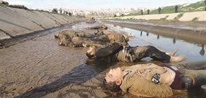 صورة بثها الناشطون لجثث المدنيين الذين اعدموا ميدانيا بعد انتشالها من نهر قويق في حلب واتهموا النظام بارتكاب المجزرة