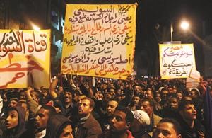اهالي مدينة السويس يتحدون حظر التجول ويتظاهرون مساء امس الاول افپ