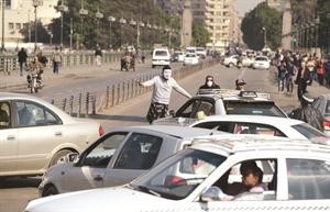 والمتظاهرون يقطعون كوبري قصر النيل في القاهرة امس رويترز