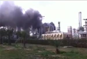 بالفيديو.. اخماد حريق اغلق وحدة خام بمصفاة الشعيبة 