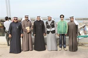 عدد من مسؤولي البلدية خلال المشاركة في تنظيف النقعة

