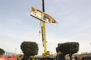 جانب من رفع القوارب الغارقة في نقعة الشملان