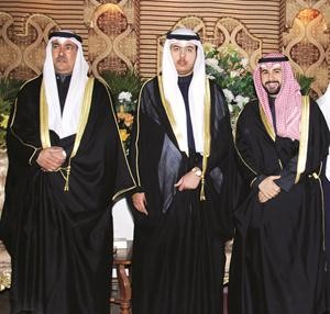 الشيخ تمام المشعل يهنئ المعرس وعمه محارب المعباسي﻿