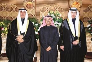 دعبدالله الرميضي متوسطا المعرس وعمه محارب المعباسي﻿