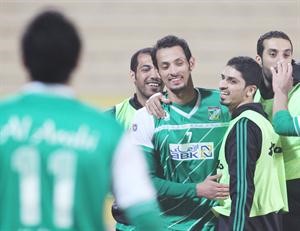 لاعبو العربي يهنئون فهد الرشيدي لتسجيله هدفا في مرمى كاظمة 	الازرق كوم﻿