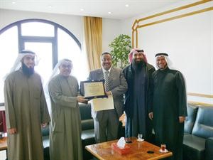 وكيل وزارة الصحة خالد السهلاوي يتسلم درعا من وفد الصم﻿