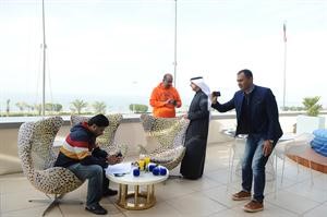خوليت يلتقط صورة لمايك مبلتع ﻿