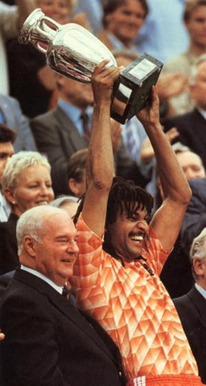 النجم الهولندي رافعا كاس امم اوروبا عام 1988﻿