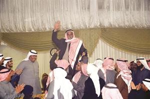 احد الفائزين محمولا على الاكتاف
