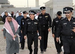 الفريق زميم السواط لدى مغادرته البلاد يرافقه اللواء عبدالله المهنا﻿