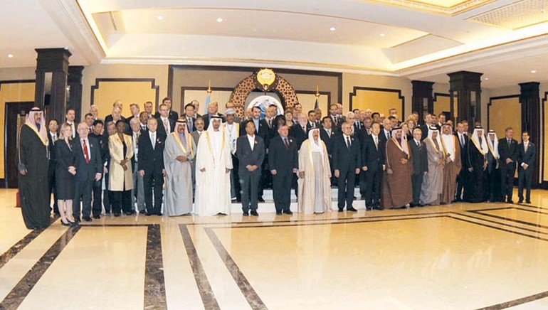 صاحب السمو الامير الشيخ صباح الاحمد متوسطا قادة وممثلي الدول المشاركة في مؤتمر المانحين هاني الشمري