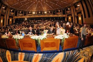 الشيخ محمد بن زايد ال نهيان مع بعض الحضور في المؤتمر هاني الشمري