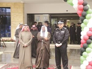 محافظ مبارك الكبير الشيخ علي العبدالله اثناء رفع علم الكويت﻿