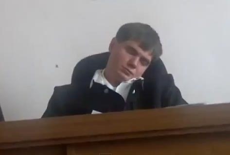 بالفيديو.. استقالة قاض في روسيا بعدما صور نائما خلال جلسة محاكمة