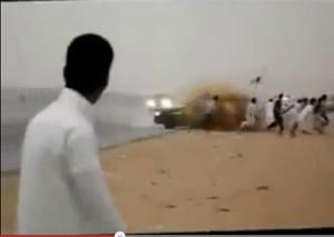 بالفيديو.. مصرع شاب متجمهر في حادث لـ «مقحص» اصطدم به