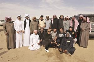 الشيخ ضاري الفهد مع مجموعة من المشاركين في المهرجان