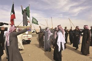 مجموعة من المشاركين يحتفلون بالفوز في احدى المسابقات
