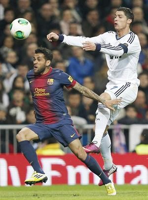 نجم ريال مدريد كريستيانو رونالدو يحاول الحصول على الكرة قبل مدافع برشلونة داني الفيسرويترز