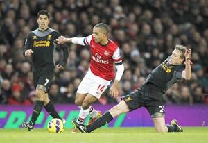 لاعب وسط ليفربول لوكاس ليفا يحاول انتزاع الكرة من مهاجم ارسنال ثيو والكوت افپ