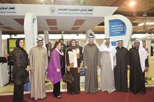 الشيخة عايدة سالم العلي في جناح المركزي لتكنولوجيا المعلومات﻿